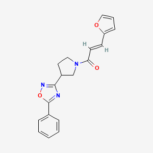 (2E)-3-(furan-2-yl)-1-[3-(5-phenyl-1,2,4-oxadiazol-3-yl)pyrrolidin-1-yl]prop-2-en-1-one