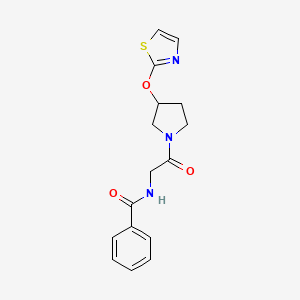 molecular formula C16H17N3O3S B6426771 N-{2-oxo-2-[3-(1,3-thiazol-2-yloxy)pyrrolidin-1-yl]ethyl}benzamide CAS No. 2198199-53-8