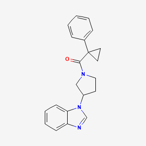 molecular formula C21H21N3O B6427237 1-[1-(1-phenylcyclopropanecarbonyl)pyrrolidin-3-yl]-1H-1,3-benzodiazole CAS No. 2034514-08-2