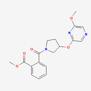 B6429353 methyl 2-{3-[(6-methoxypyrazin-2-yl)oxy]pyrrolidine-1-carbonyl}benzoate CAS No. 1705992-89-7