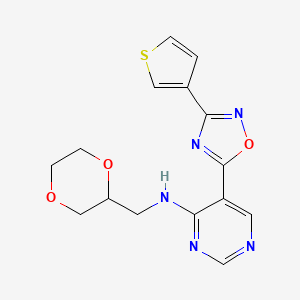 molecular formula C15H15N5O3S B6429694 N-[(1,4-dioxan-2-yl)methyl]-5-[3-(thiophen-3-yl)-1,2,4-oxadiazol-5-yl]pyrimidin-4-amine CAS No. 2109572-91-8