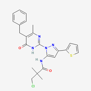 molecular formula C24H24ClN5O2S B6433555 N-[1-(5-benzyl-4-methyl-6-oxo-1,6-dihydropyrimidin-2-yl)-3-(thiophen-2-yl)-1H-pyrazol-5-yl]-3-chloro-2,2-dimethylpropanamide CAS No. 1210350-87-0