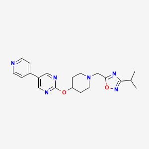 2-[(1-{[3-(propan-2-yl)-1,2,4-oxadiazol-5-yl]methyl}piperidin-4-yl)oxy]-5-(pyridin-4-yl)pyrimidine