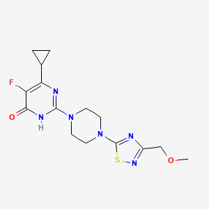 molecular formula C15H19FN6O2S B6441930 6-cyclopropyl-5-fluoro-2-{4-[3-(methoxymethyl)-1,2,4-thiadiazol-5-yl]piperazin-1-yl}-3,4-dihydropyrimidin-4-one CAS No. 2549033-73-8