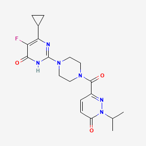 molecular formula C19H23FN6O3 B6449405 6-cyclopropyl-5-fluoro-2-{4-[6-oxo-1-(propan-2-yl)-1,6-dihydropyridazine-3-carbonyl]piperazin-1-yl}-3,4-dihydropyrimidin-4-one CAS No. 2549044-36-0