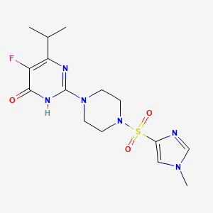 molecular formula C15H21FN6O3S B6449809 5-fluoro-2-{4-[(1-methyl-1H-imidazol-4-yl)sulfonyl]piperazin-1-yl}-6-(propan-2-yl)-3,4-dihydropyrimidin-4-one CAS No. 2549040-01-7