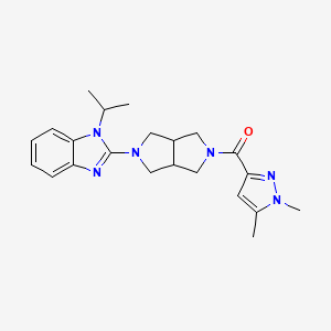 molecular formula C22H28N6O B6454951 2-[5-(1,5-dimethyl-1H-pyrazole-3-carbonyl)-octahydropyrrolo[3,4-c]pyrrol-2-yl]-1-(propan-2-yl)-1H-1,3-benzodiazole CAS No. 2548991-74-6