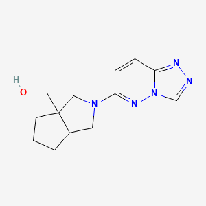 molecular formula C13H17N5O B6456825 (2-{[1,2,4]triazolo[4,3-b]pyridazin-6-yl}-octahydrocyclopenta[c]pyrrol-3a-yl)methanol CAS No. 2549007-86-3