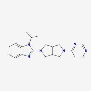 molecular formula C20H24N6 B6458030 1-(propan-2-yl)-2-[5-(pyrimidin-4-yl)-octahydropyrrolo[3,4-c]pyrrol-2-yl]-1H-1,3-benzodiazole CAS No. 2549002-86-8