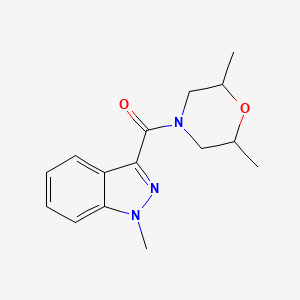 molecular formula C15H19N3O2 B6458703 3-(2,6-dimethylmorpholine-4-carbonyl)-1-methyl-1H-indazole CAS No. 2549031-84-5