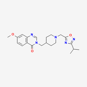 molecular formula C21H27N5O3 B6459401 7-methoxy-3-[(1-{[3-(propan-2-yl)-1,2,4-oxadiazol-5-yl]methyl}piperidin-4-yl)methyl]-3,4-dihydroquinazolin-4-one CAS No. 2548987-98-8