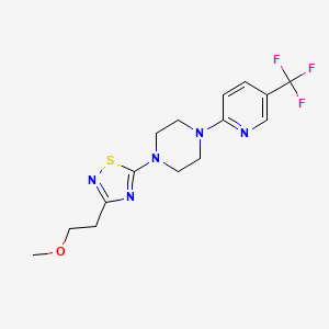 molecular formula C15H18F3N5OS B6460273 1-[3-(2-methoxyethyl)-1,2,4-thiadiazol-5-yl]-4-[5-(trifluoromethyl)pyridin-2-yl]piperazine CAS No. 2548993-11-7