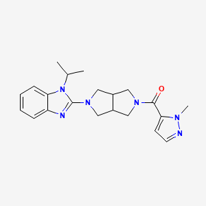molecular formula C21H26N6O B6461439 2-[5-(1-methyl-1H-pyrazole-5-carbonyl)-octahydropyrrolo[3,4-c]pyrrol-2-yl]-1-(propan-2-yl)-1H-1,3-benzodiazole CAS No. 2549007-40-9