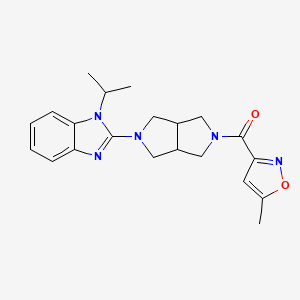 molecular formula C21H25N5O2 B6461480 2-[5-(5-methyl-1,2-oxazole-3-carbonyl)-octahydropyrrolo[3,4-c]pyrrol-2-yl]-1-(propan-2-yl)-1H-1,3-benzodiazole CAS No. 2548989-69-9