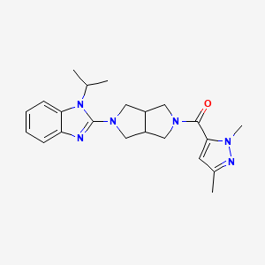 molecular formula C22H28N6O B6461487 2-[5-(1,3-dimethyl-1H-pyrazole-5-carbonyl)-octahydropyrrolo[3,4-c]pyrrol-2-yl]-1-(propan-2-yl)-1H-1,3-benzodiazole CAS No. 2549004-08-0