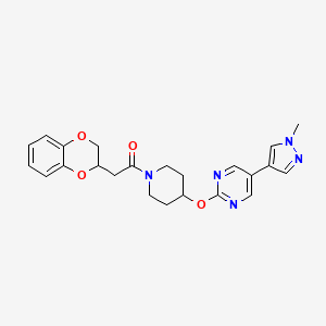 2-(2,3-dihydro-1,4-benzodioxin-2-yl)-1-(4-{[5-(1-methyl-1H-pyrazol-4-yl)pyrimidin-2-yl]oxy}piperidin-1-yl)ethan-1-one