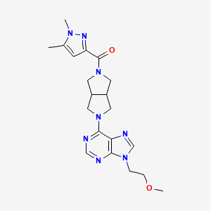 molecular formula C20H26N8O2 B6468372 6-[5-(1,5-dimethyl-1H-pyrazole-3-carbonyl)-octahydropyrrolo[3,4-c]pyrrol-2-yl]-9-(2-methoxyethyl)-9H-purine CAS No. 2640955-34-4