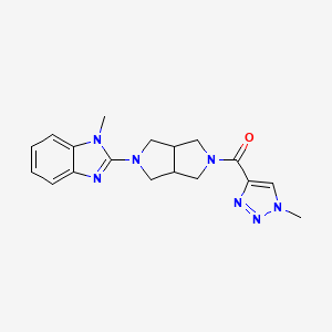 molecular formula C18H21N7O B6484086 1-methyl-2-[5-(1-methyl-1H-1,2,3-triazole-4-carbonyl)-octahydropyrrolo[3,4-c]pyrrol-2-yl]-1H-1,3-benzodiazole CAS No. 2549020-29-1