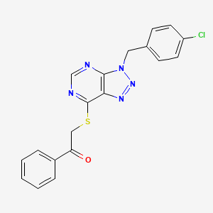 2-({3-[(4-chlorophenyl)methyl]-3H-[1,2,3]triazolo[4,5-d]pyrimidin-7-yl}sulfanyl)-1-phenylethan-1-one