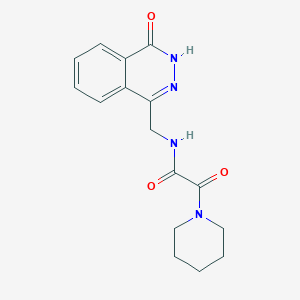 2-oxo-N-[(4-oxo-3,4-dihydrophthalazin-1-yl)methyl]-2-(piperidin-1-yl)acetamide