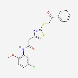 N-(5-chloro-2-methoxyphenyl)-2-{2-[(2-oxo-2-phenylethyl)sulfanyl]-1,3-thiazol-4-yl}acetamide