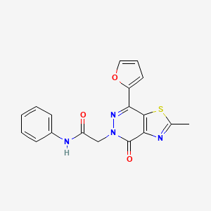 molecular formula C18H14N4O3S B6532420 2-[7-(furan-2-yl)-2-methyl-4-oxo-4H,5H-[1,3]thiazolo[4,5-d]pyridazin-5-yl]-N-phenylacetamide CAS No. 946265-38-9