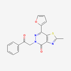 molecular formula C18H13N3O3S B6532485 7-(furan-2-yl)-2-methyl-5-(2-oxo-2-phenylethyl)-4H,5H-[1,3]thiazolo[4,5-d]pyridazin-4-one CAS No. 946265-70-9