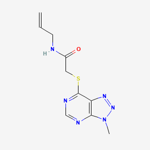 2-({3-methyl-3H-[1,2,3]triazolo[4,5-d]pyrimidin-7-yl}sulfanyl)-N-(prop-2-en-1-yl)acetamide