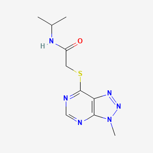 2-({3-methyl-3H-[1,2,3]triazolo[4,5-d]pyrimidin-7-yl}sulfanyl)-N-(propan-2-yl)acetamide