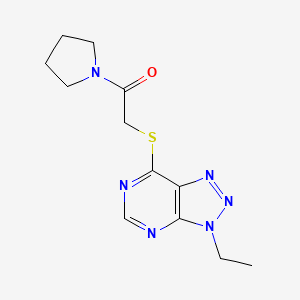 2-({3-ethyl-3H-[1,2,3]triazolo[4,5-d]pyrimidin-7-yl}sulfanyl)-1-(pyrrolidin-1-yl)ethan-1-one
