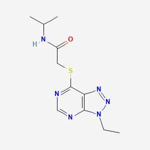 2-({3-ethyl-3H-[1,2,3]triazolo[4,5-d]pyrimidin-7-yl}sulfanyl)-N-(propan-2-yl)acetamide