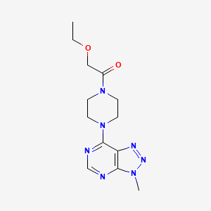 2-ethoxy-1-(4-{3-methyl-3H-[1,2,3]triazolo[4,5-d]pyrimidin-7-yl}piperazin-1-yl)ethan-1-one
