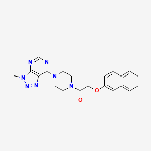 1-(4-{3-methyl-3H-[1,2,3]triazolo[4,5-d]pyrimidin-7-yl}piperazin-1-yl)-2-(naphthalen-2-yloxy)ethan-1-one