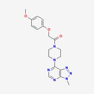 molecular formula C18H21N7O3 B6533775 2-(4-methoxyphenoxy)-1-(4-{3-methyl-3H-[1,2,3]triazolo[4,5-d]pyrimidin-7-yl}piperazin-1-yl)ethan-1-one CAS No. 1058239-21-6