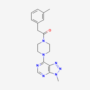 1-(4-{3-methyl-3H-[1,2,3]triazolo[4,5-d]pyrimidin-7-yl}piperazin-1-yl)-2-(3-methylphenyl)ethan-1-one