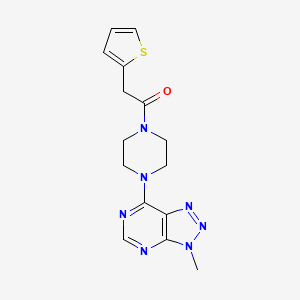 1-(4-{3-methyl-3H-[1,2,3]triazolo[4,5-d]pyrimidin-7-yl}piperazin-1-yl)-2-(thiophen-2-yl)ethan-1-one
