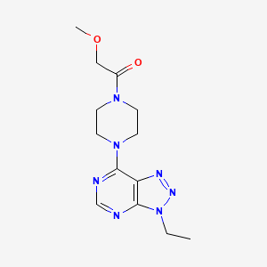 1-(4-{3-ethyl-3H-[1,2,3]triazolo[4,5-d]pyrimidin-7-yl}piperazin-1-yl)-2-methoxyethan-1-one