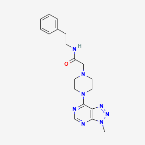 2-(4-{3-methyl-3H-[1,2,3]triazolo[4,5-d]pyrimidin-7-yl}piperazin-1-yl)-N-(2-phenylethyl)acetamide