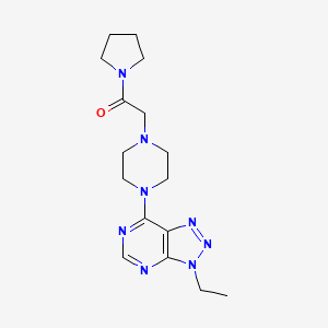 2-(4-{3-ethyl-3H-[1,2,3]triazolo[4,5-d]pyrimidin-7-yl}piperazin-1-yl)-1-(pyrrolidin-1-yl)ethan-1-one