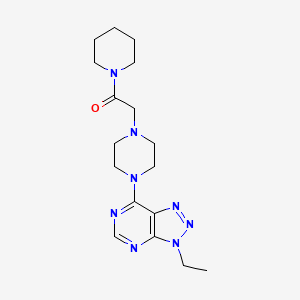 2-(4-{3-ethyl-3H-[1,2,3]triazolo[4,5-d]pyrimidin-7-yl}piperazin-1-yl)-1-(piperidin-1-yl)ethan-1-one