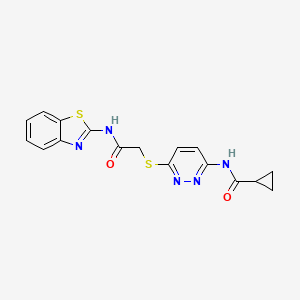 N-[6-({[(1,3-benzothiazol-2-yl)carbamoyl]methyl}sulfanyl)pyridazin-3-yl]cyclopropanecarboxamide