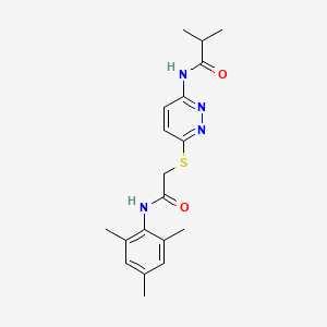 2-methyl-N-[6-({[(2,4,6-trimethylphenyl)carbamoyl]methyl}sulfanyl)pyridazin-3-yl]propanamide