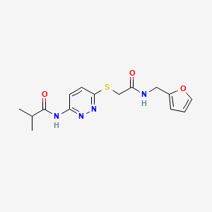 molecular formula C15H18N4O3S B6537910 N-{6-[({[(furan-2-yl)methyl]carbamoyl}methyl)sulfanyl]pyridazin-3-yl}-2-methylpropanamide CAS No. 1021255-73-1