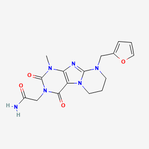 molecular formula C16H18N6O4 B6577461 2-{9-[(furan-2-yl)methyl]-1-methyl-2,4-dioxo-1H,2H,3H,4H,6H,7H,8H,9H-pyrimido[1,2-g]purin-3-yl}acetamide CAS No. 850157-32-3