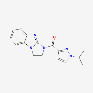 molecular formula C16H17N5O B6581343 5-[1-(propan-2-yl)-1H-pyrazole-3-carbonyl]-2,5,7-triazatricyclo[6.4.0.0^{2,6}]dodeca-1(8),6,9,11-tetraene CAS No. 1207023-24-2