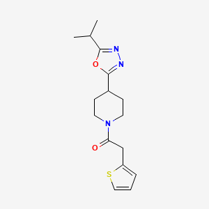 1-{4-[5-(propan-2-yl)-1,3,4-oxadiazol-2-yl]piperidin-1-yl}-2-(thiophen-2-yl)ethan-1-one