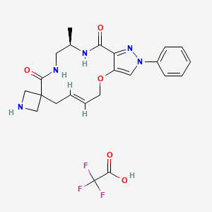molecular formula C23H26F3N5O5 B6605722 (13'R)-13'-methyl-2'-phenyl-5',8',10',11',12',13',14',15'-octahydro-2'H-spiro[azetidine-3,9'-pyrazolo[4,3-b]1-oxa-5,8-diazacyclotetradecane]-10',15'-dione, trifluoroacetic acid CAS No. 2648868-65-7