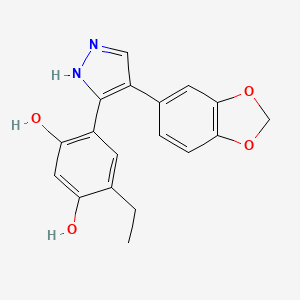 molecular formula C18H16N2O4 B6618960 4-[4-(1,3-dioxaindan-5-yl)-1H-pyrazol-5-yl]-6-ethylbenzene-1,3-diol CAS No. 171009-00-0