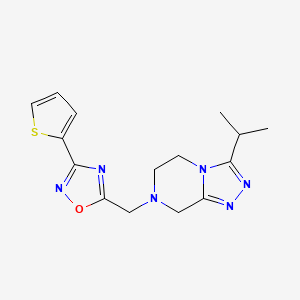 molecular formula C15H18N6OS B6621420 5-[(3-propan-2-yl-6,8-dihydro-5H-[1,2,4]triazolo[4,3-a]pyrazin-7-yl)methyl]-3-thiophen-2-yl-1,2,4-oxadiazole 