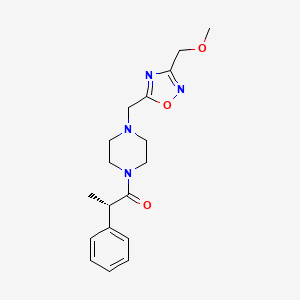 molecular formula C18H24N4O3 B6623002 (2S)-1-[4-[[3-(methoxymethyl)-1,2,4-oxadiazol-5-yl]methyl]piperazin-1-yl]-2-phenylpropan-1-one 